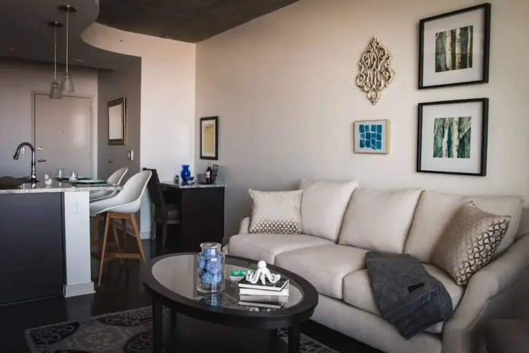 Luxurious 1BR Apt In Uptown High-Rise