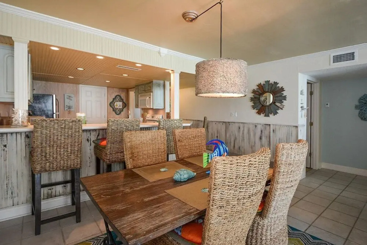 2082 Shoreline Condo