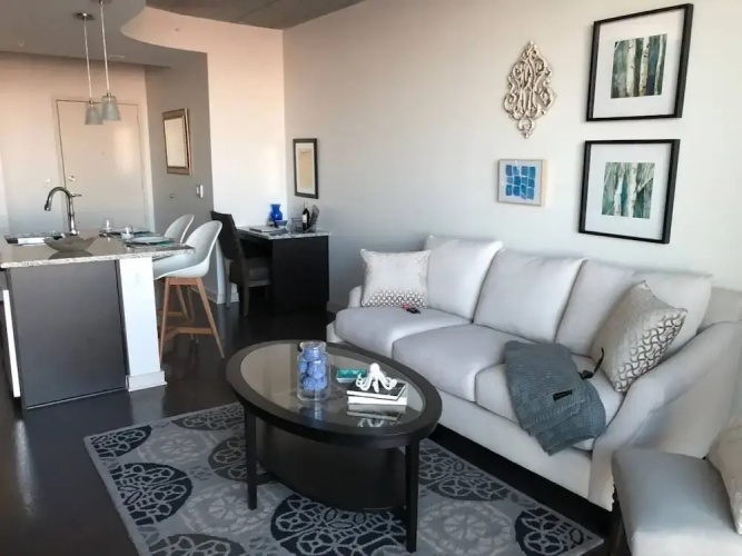 Luxurious 1BR Apt In Uptown High-Rise