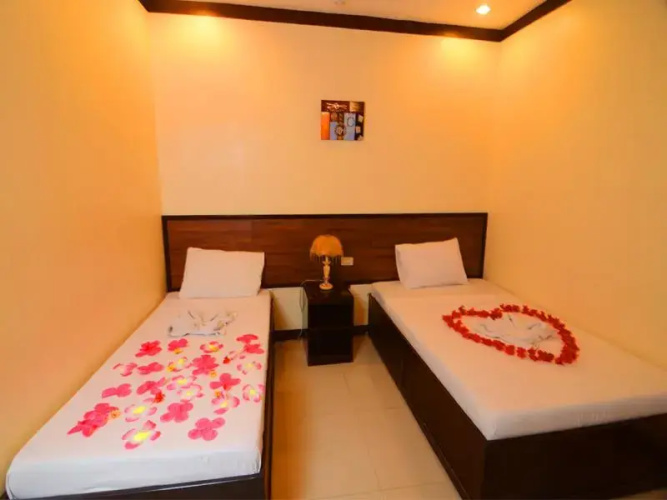 Avenue 5 Hotel