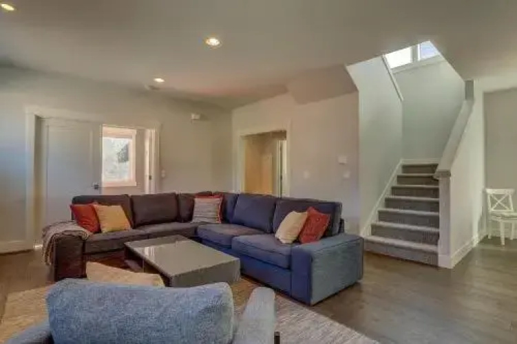 Hillside Haven 4 Bedroom Home by RedAwning