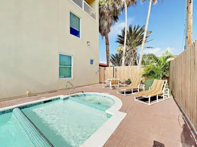 128 E Amberjack Condo Unit 2 - 2 Br condo by RedAwning