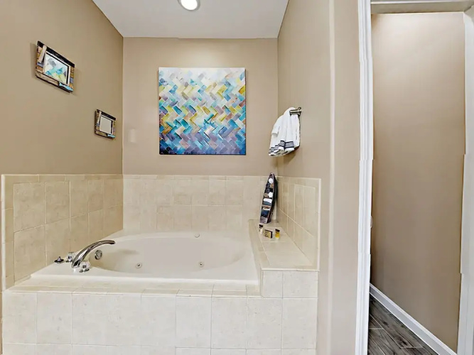 113 E. Pike Condo - 2 Br condo by RedAwning