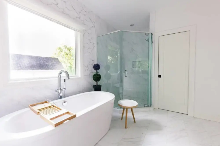 Spacious 12 Bed Home With Pool Table By Domio