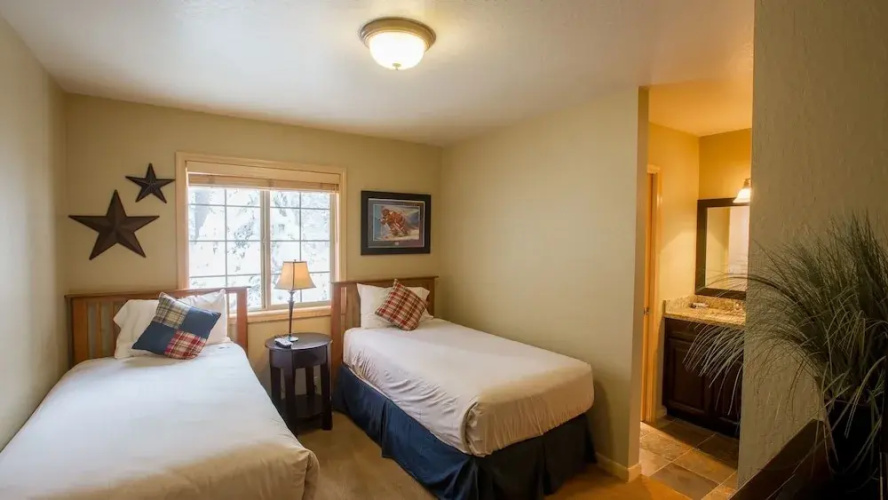 1306 Indian Hills