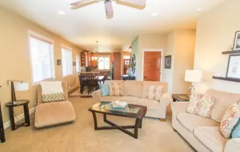 Beach Pine - 4 Br home by RedAwning