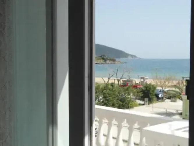 Leonidas Apartments