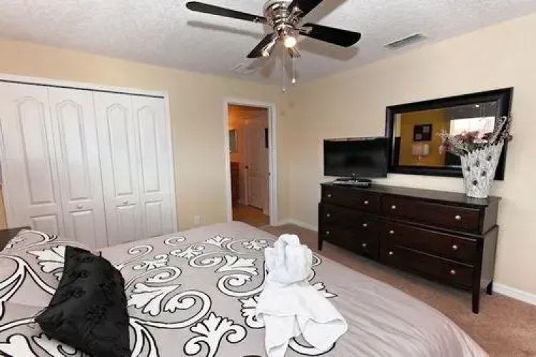 Hercules' Headquarters - 4 Br townhouse by RedAwning