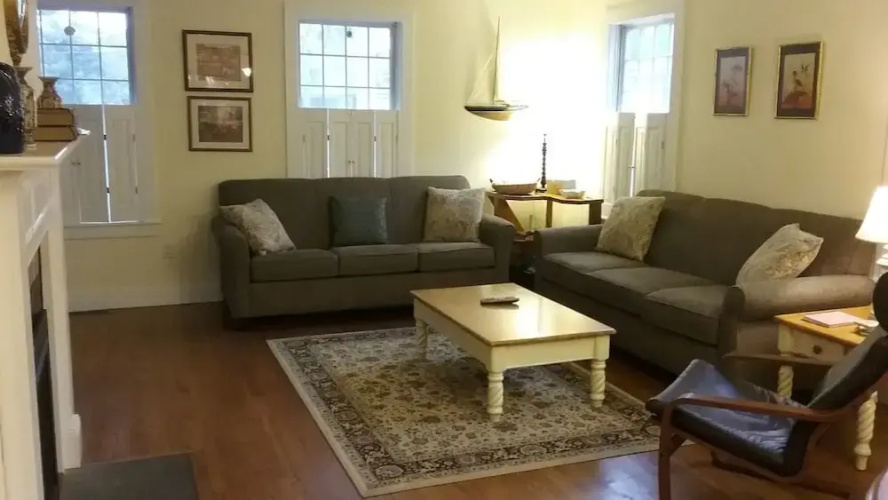 Walkable Home in Mystic Historic District