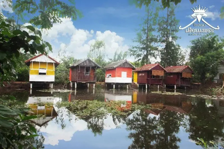 Huenpetch Resort(เฮือนเพชร รีสอร์ท)