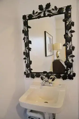 The Vancouver Hideaway Guesthouse