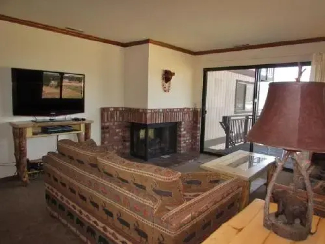 055 Lakefront Ski Getaway Cabin