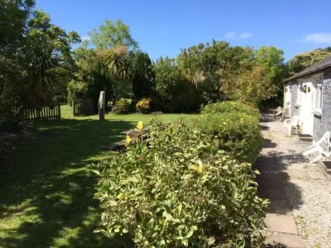 Crown House & Lodges B&B