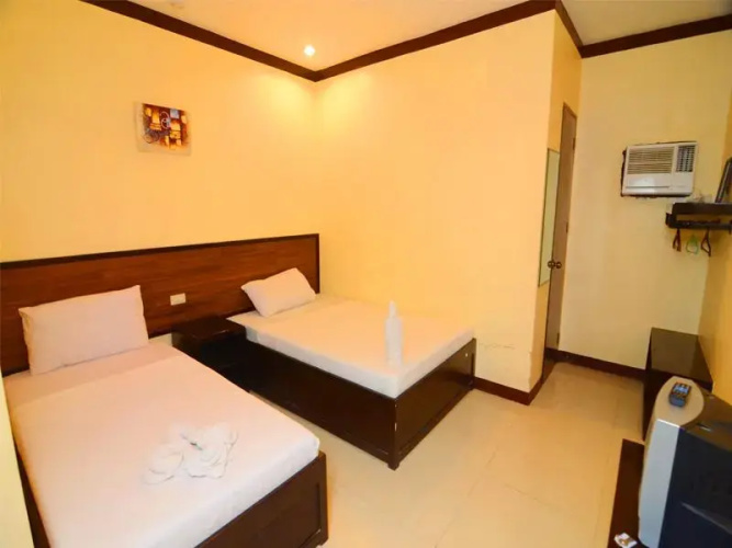 Avenue 5 Hotel