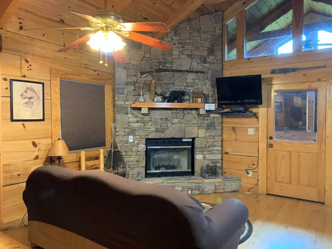 Hunter Jack's - 2 Br cabin by RedAwning