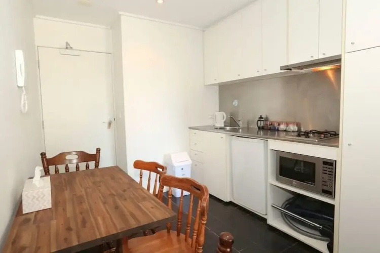 2 Beds 1 Bath beside QV Melbourne
