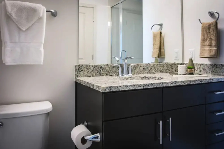 Luxurious 1BR Apt In Uptown High-Rise