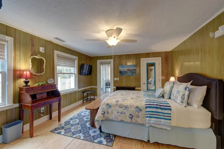 Frog Hollow - Hotel Room