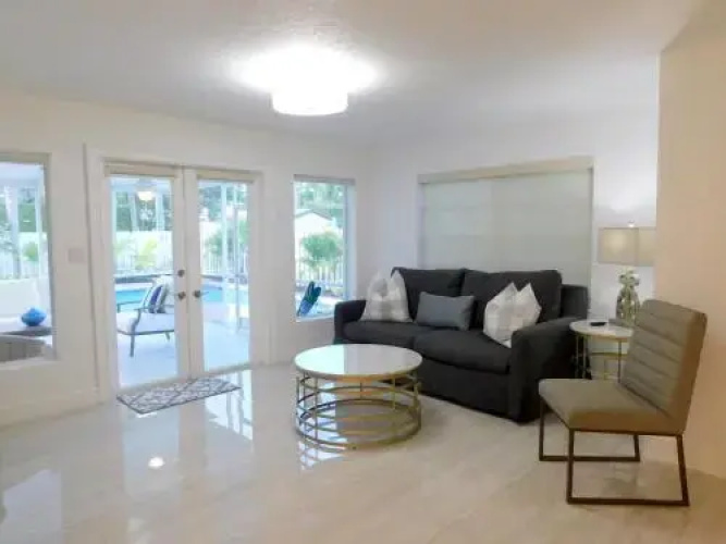 Modern Monroe 4/2 for 10 Heated Pool