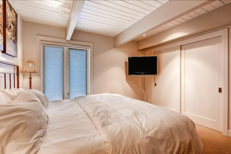 Chateau Chaumont 1 - 2 Br condo by RedAwning