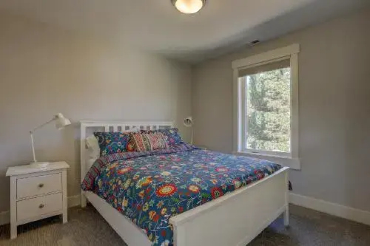 Hillside Haven 4 Bedroom Home by RedAwning