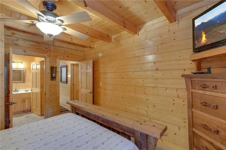 Grin and Bear It - Three Bedroom Cabin