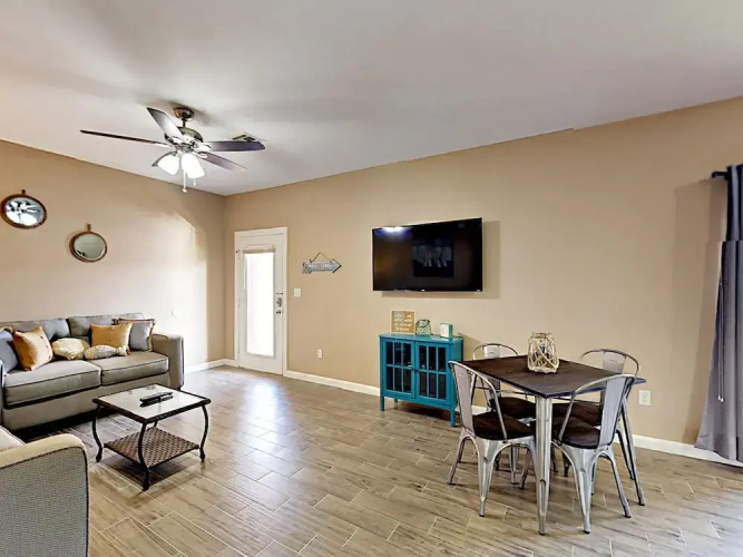 113 E. Pike Condo - 2 Br condo by RedAwning
