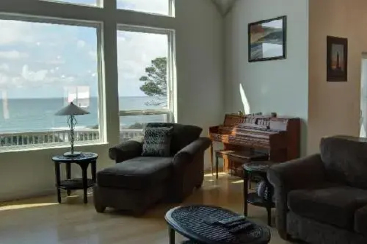 Somerville's Escape 4 Br home by RedAwning