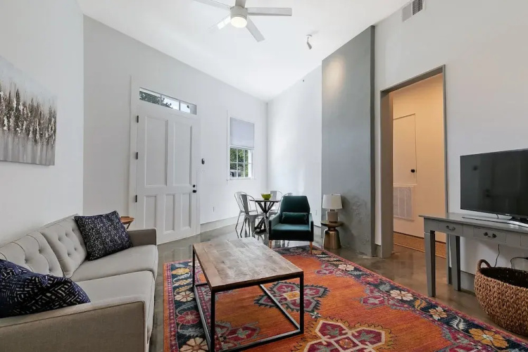 Contemporary 2BR in Garden District By Hosteeva