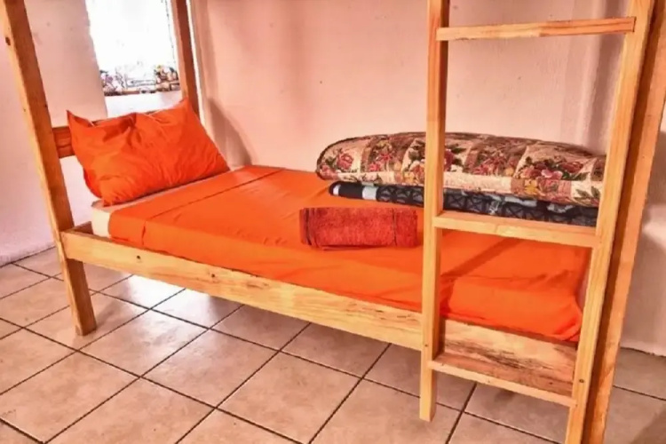Sheri's Lodge & Backpackers