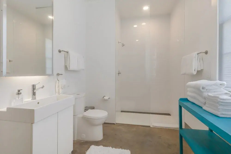 Contemporary 2BR in Garden District By Hosteeva