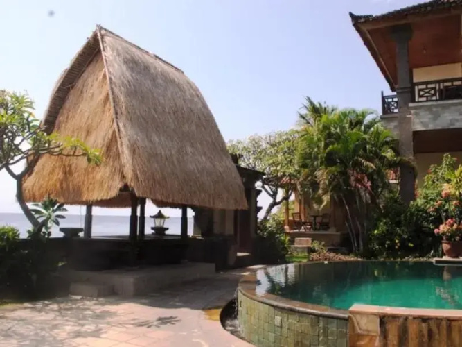 Sunshine Beach Bungalows and Restaurant