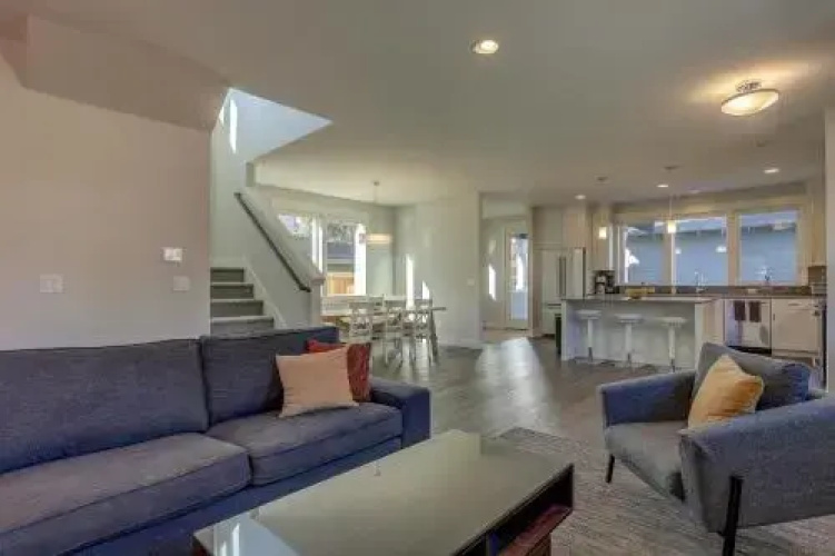 Hillside Haven 4 Bedroom Home by RedAwning