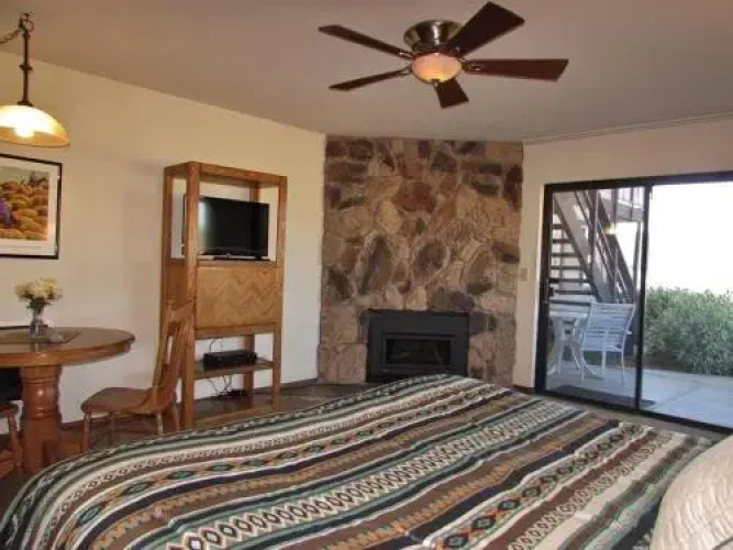 055 Lakefront Ski Getaway Cabin