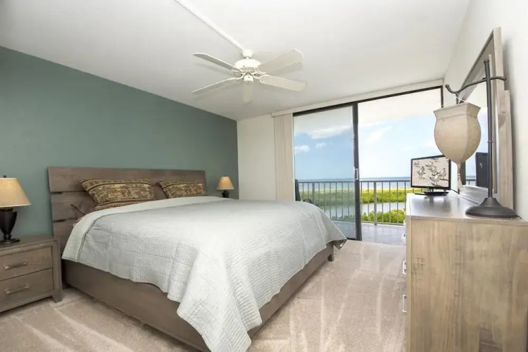 380 Seaview Ct. 2 Br Condo