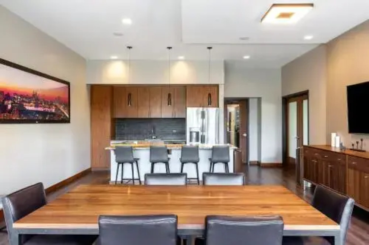 Stay Alfred at 2116 Chestnut