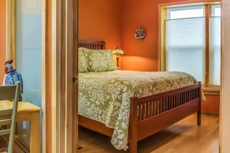 Blue Moon Cottage ~ Pet Friendly ~ 5 Blocks to OSF