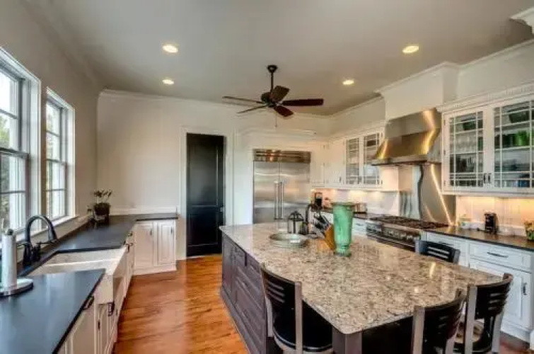 4000 Comer 5 Br home by RedAwning