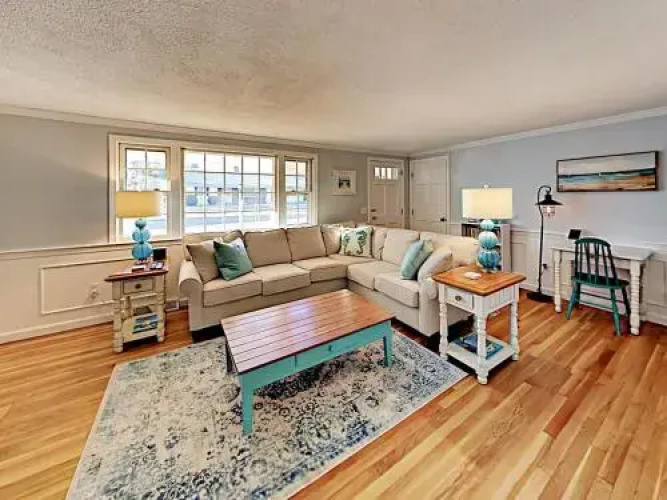 Charming Cape Cod - 3 Br Home