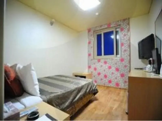 Goodstay Moon Hotel