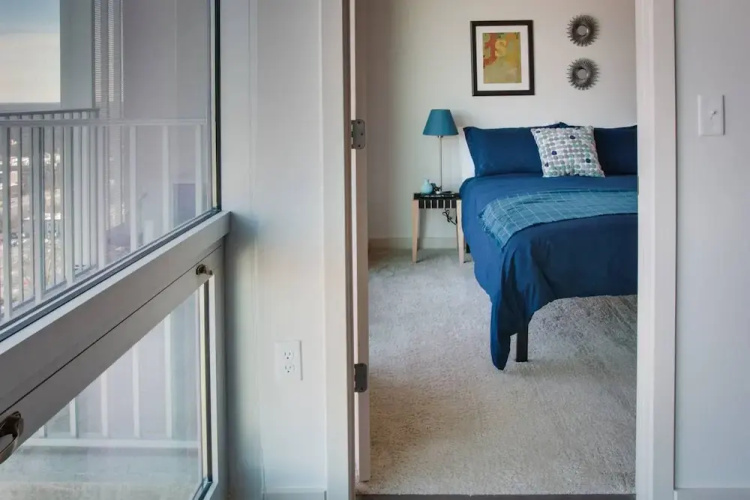 Luxurious 1BR Apt In Uptown High-Rise