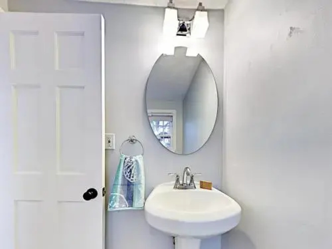 Charming Cape Cod - 3 Br Home