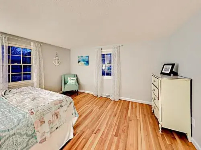 Charming Cape Cod - 3 Br Home
