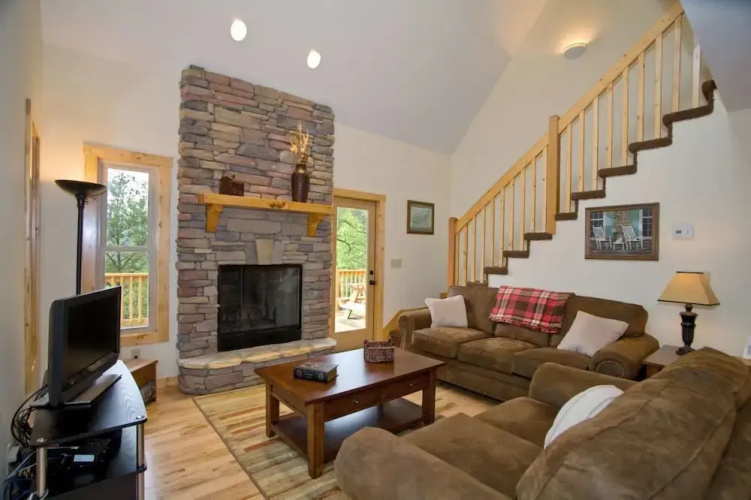 Above It All - 2 Br home by RedAwning