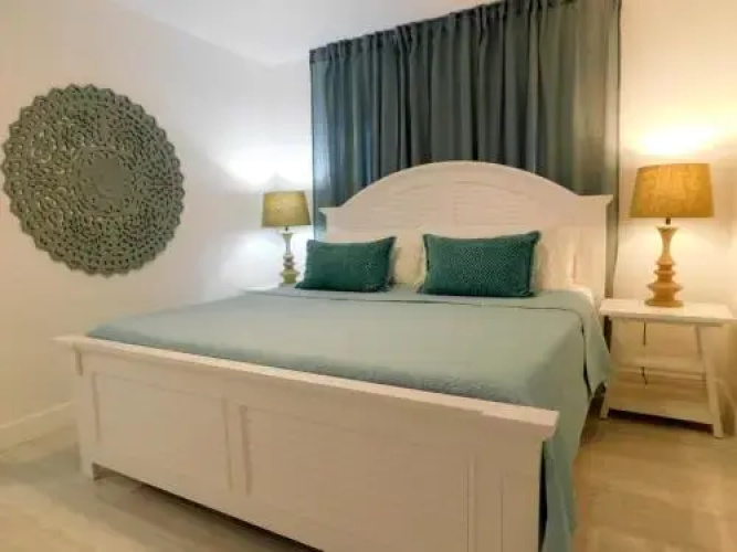 Modern Monroe 4/2 for 10 Heated Pool