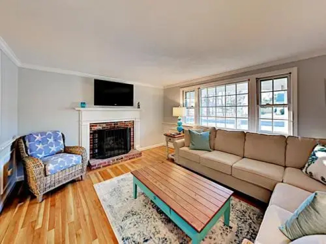Charming Cape Cod - 3 Br Home