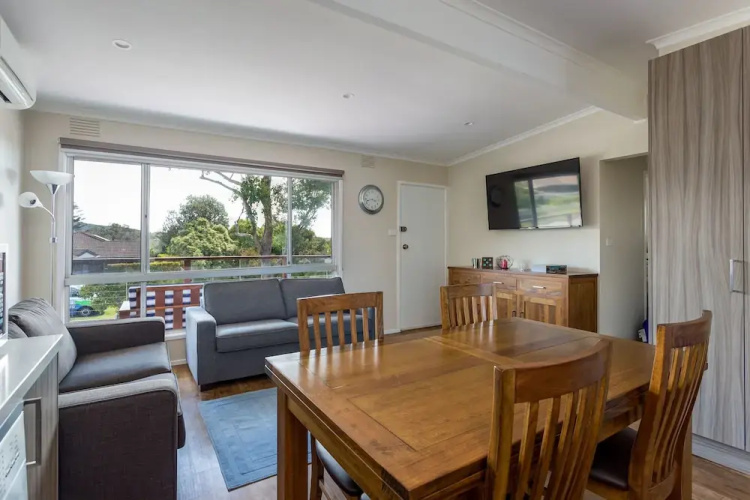 Upstairs Cottage on Beachurst