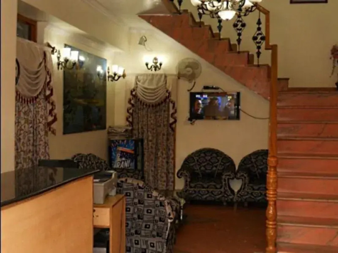 Hotel Krimzon Manor
