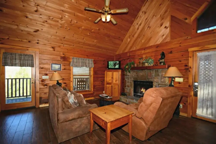 Cozy 1 Bedroom Cabin by RedAwning