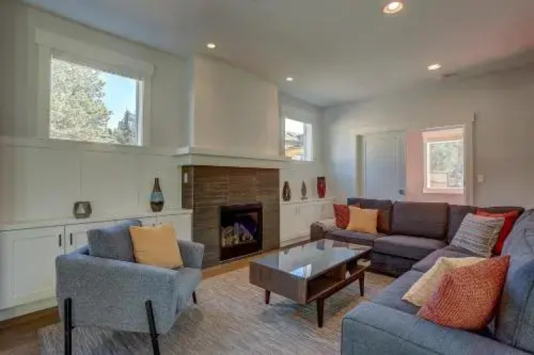 Hillside Haven 4 Bedroom Home by RedAwning